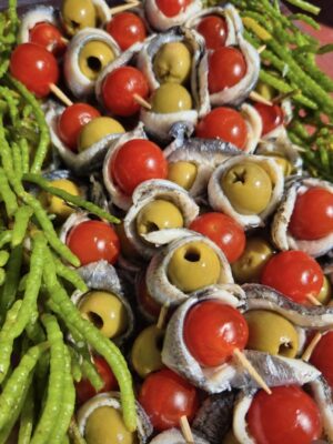 Brochettes olives anchois tomate