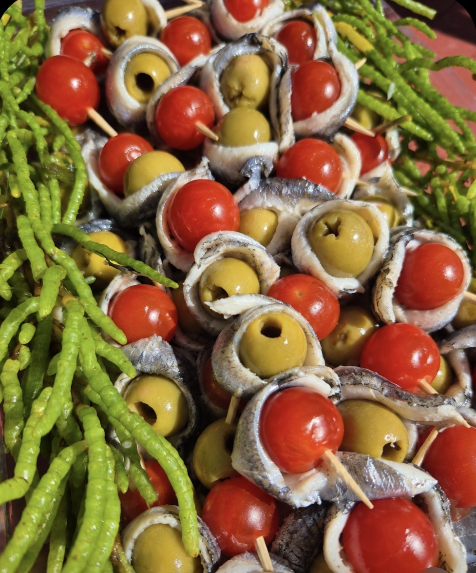 Brochettes olives anchois tomate
